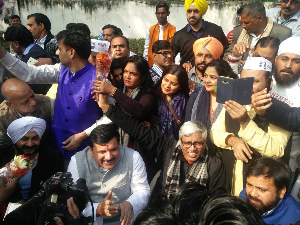aartic02's tweet photo. .@ashutosh83B was considered one the contenders for Rajya Sabha, not picked up 
But He is Celebrating @SanjayAzadSln 's Selection, sitting besides him with a Smile 😊 
That's Class !! 
#Respect 👍 https://t.co/Rrtt08zqd7