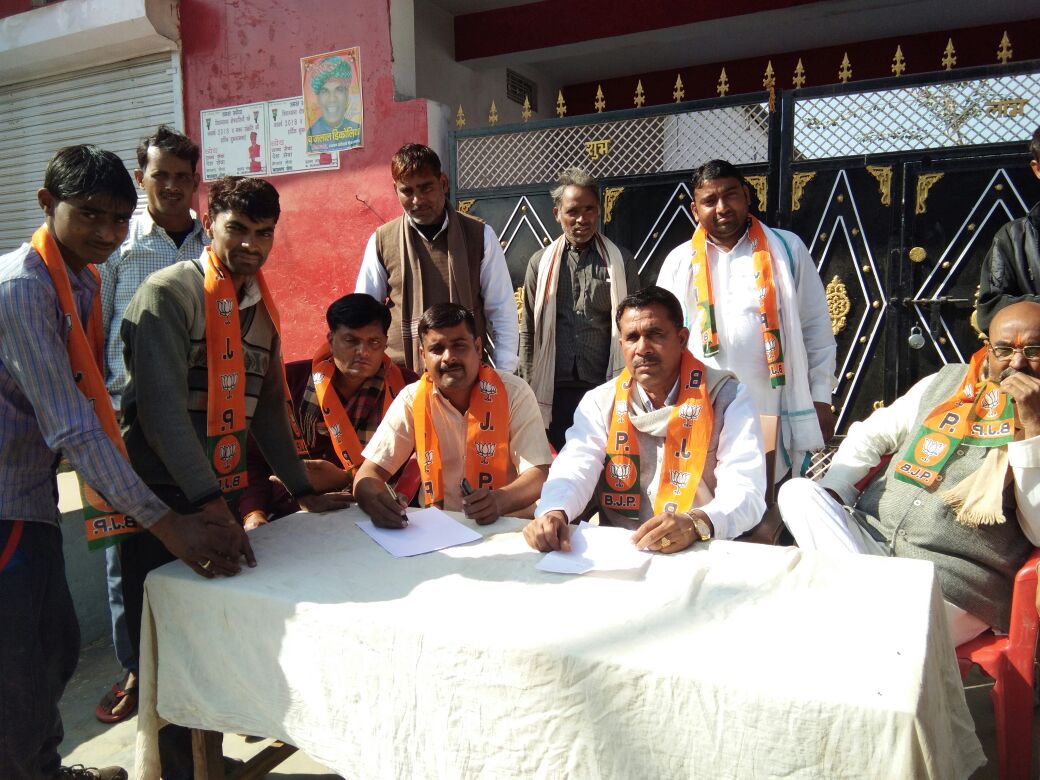 bjym4karauli's tweet photo. करौली जिले में नव मतदाता पंजीकरण अभियान को लेकर सपोटरा मंडल द्वारा कैम्प लगाया गया और नये मतदाताओ को मतदाता सूची में जोड़ा गया #IAmNewIndia #ToBeVoter @VasundharaBJP @chshekharbjp @ashoksainibjym @BJYM4Rajasthan @Raj_NavMatdata @ankitjainbjym @ankurpoplybjym @pushpendra_info https://t.co/LXYuVFqb9W