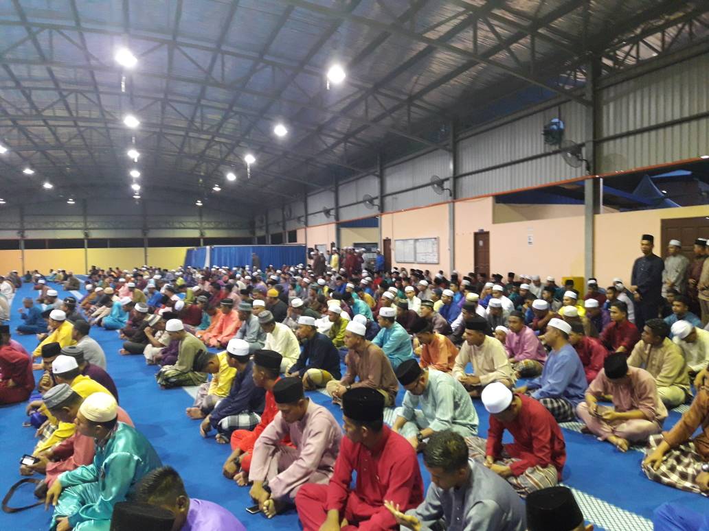MPA_Barat's tweet photo. Aktiviti kerohanian #NavyPeople solat Maghrib berjemaah dan kuliah Maghrib oleh Ustaz Ahmad Nasim bin Abd Rauf bertajuk Menghurai Hadis 40 di Pangkalan #TLDMLumut @tldm_rasmi @roslan1531 @mykamarul https://t.co/OAdvPtkoQE