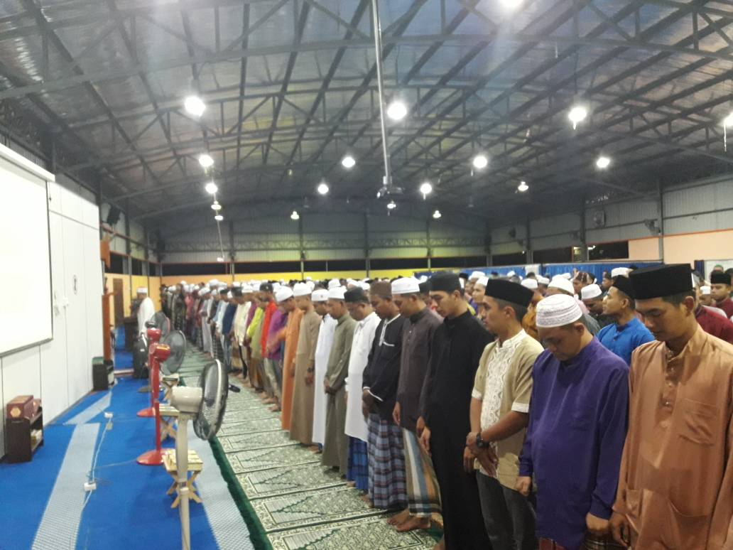 MPA_Barat's tweet photo. Aktiviti kerohanian #NavyPeople solat Maghrib berjemaah dan kuliah Maghrib oleh Ustaz Ahmad Nasim bin Abd Rauf bertajuk Menghurai Hadis 40 di Pangkalan #TLDMLumut @tldm_rasmi @roslan1531 @mykamarul https://t.co/OAdvPtkoQE