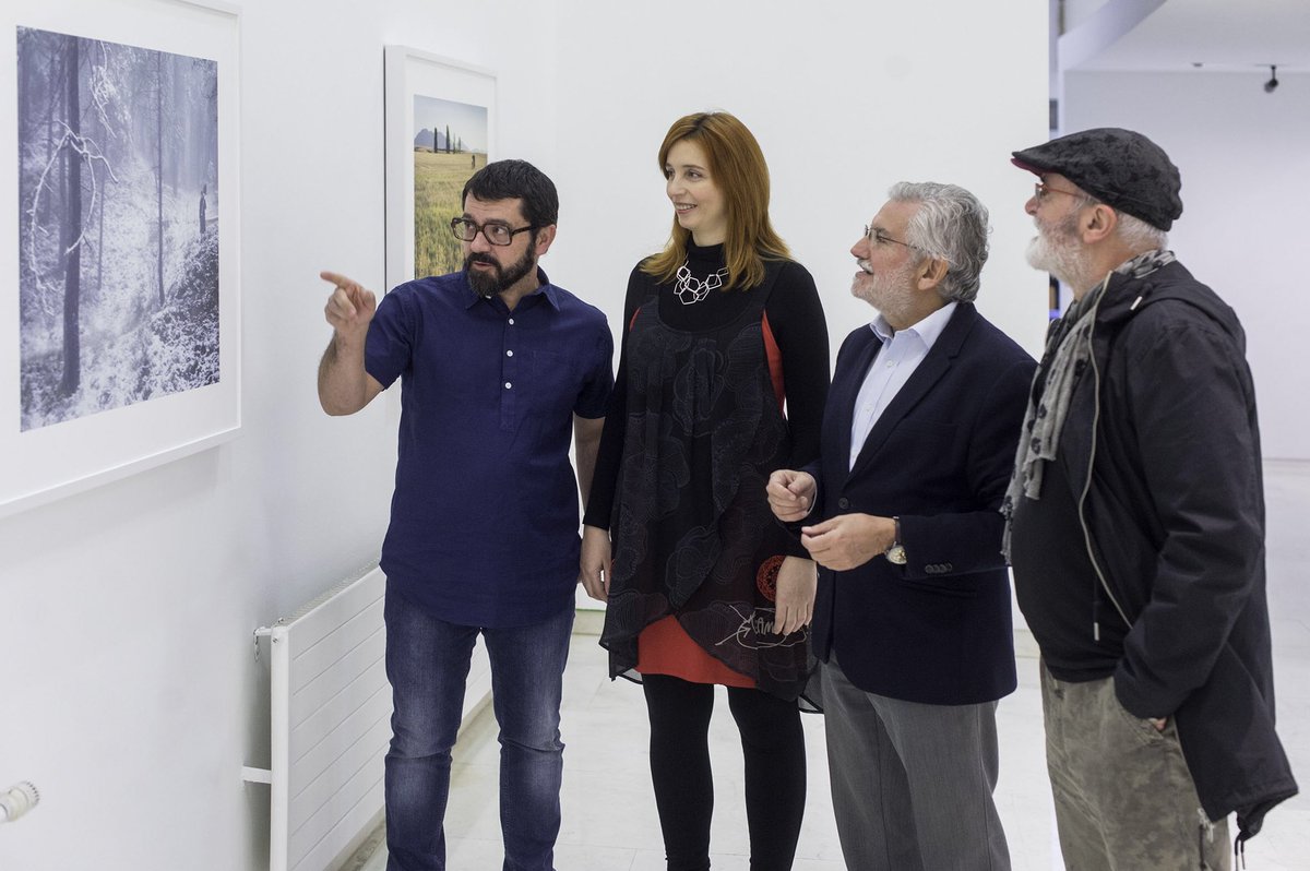 DeputacionOU's tweet photo. A parella artística Rojo Sache visita a súa mostra, DAI, no @CCulturalOu @OutonoFoto #OF2017
A mostra, na que escenifican oníricamente e valéndose da paisaxe grandes crimes da historia, poderá visitarse ata o día 14 de xaneiro. 
https://t.co/TzWPRGKNwj https://t.co/058NVvstS6