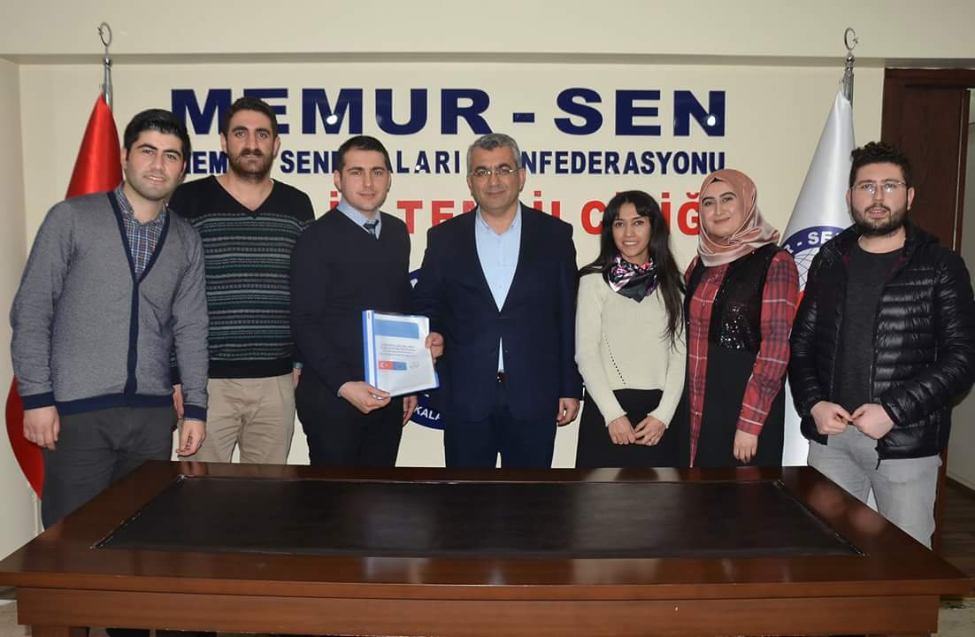 ebsizmir1's tweet photo. -PICTES öğretmenleri sendikamızı ziyaret ettiler
Suriyeli Çocukların Türk Eğitim Sistemine Entegrasyonunun Desteklenmesi Projesi kapsamında İzmir'de geçici süreli görev yapan öğretmen arkadaşlarımız, sendikamızı ziyaret ederek Şube Bşk Vkl'miz Ali Kaya ile görüştüler. https://t.co/6PiEWTdTcF