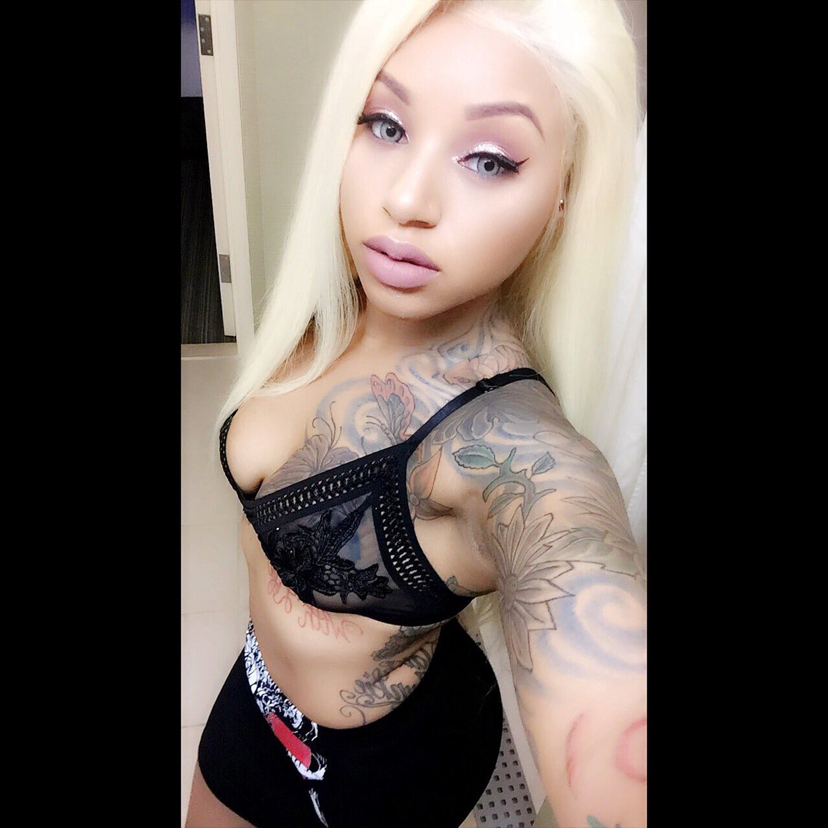 miixedbarbie__'s tweet photo. Selfie 🤳 Queen 👸🏽 https://t.co/JkRRqNrTrw