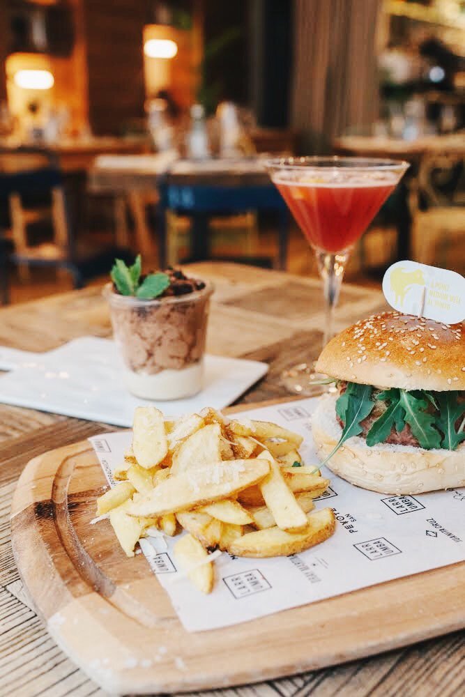 Cuando no sabes qué comer y te ponemos por delante nuestra Burger de ternera rellena de queso brie, ralladura de foie, cebolla caramelizada y rúcula 🍔😍
#Perrachica #GrupoLarrumba