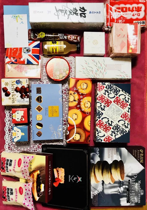 遅くなりましたが冬コミ差し入れありがとうございました!美味しそうなお菓子やお酒、お手紙嬉しいです。家に帰ってきて手に取るごとに差し入れして下さった方とお話をした事を思い出し、絵を描く気力を頂きます。感謝です!むらさきゆきや先生からは御本にサインも頂けてとても嬉しかったです(*'꒳`*) 