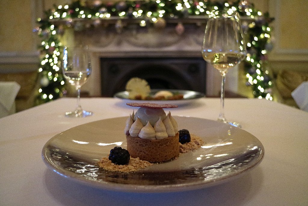 Treat yourself! Indulge in our Sablé Breton, sweet vanilla brûlée cream, tart blackberries and delicious pistachio ice cream. Book now: bit.ly/2wV0UnK