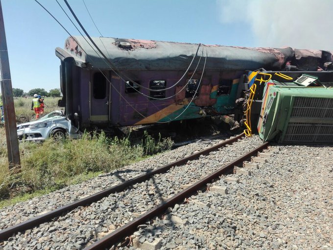 DSsEJmwXkAA2rC  - Acidente de trem deixa mortos e feridos na África do Sul