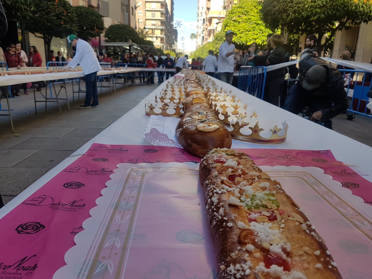 psoemolina's tweet photo. Molina de Segura y el Gran Roscón de Reyes gracias a las pastelerías y las panaderías de nuestra ciudad y con regalos de nuestros comercios https://t.co/4Tqn9sJojf