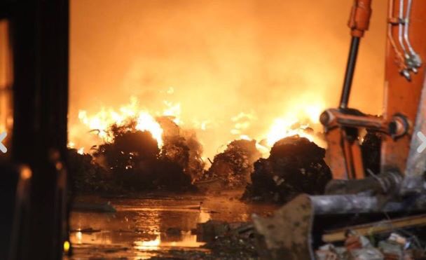 ManninoClaudia's tweet image. CRONACHE DI FUOCO35
bit.ly/2AnNJvm In fiamme un capannone in disuso nel Comune di #Corteolona e #Genzone. Bruciano plastica, rifiuti vari di difficile definizione compattati e stoccati da tempo. Il #GovernoGentiloni non ha nulla da dire?
LA MAPPA bit.ly/2fp0uBp