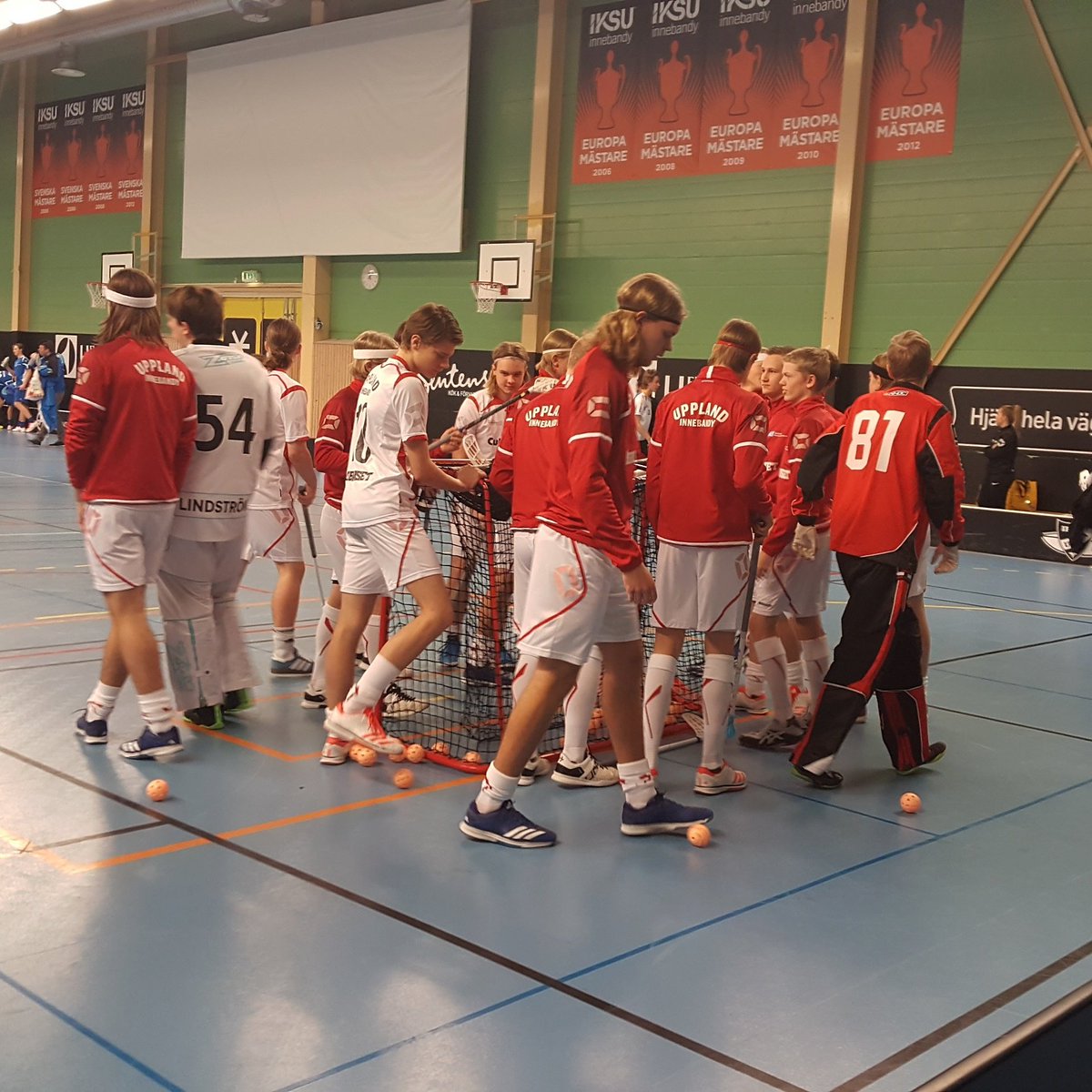 UpplandsIBF's tweet photo. Grabbarna är redo för sin första match, 11:30 mot Skåne! Du kan följa alla resultat på sportswik och alla matcher sänds live på livearena #uibf #sdfsm2018 https://t.co/79NJkbJADc