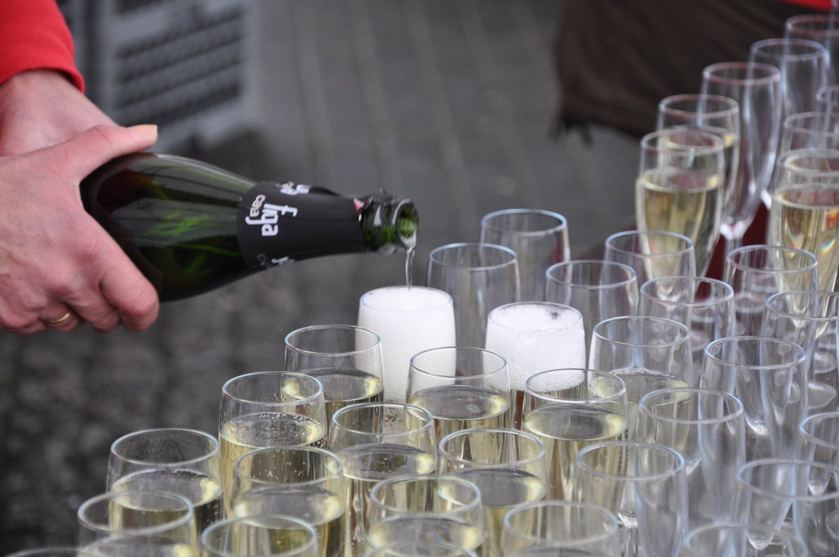 Klink zondag samen met ons op het nieuwe jaar. Afspraak tussen 11 en 13 uur op het nieuwe dorpsplein in Elzestraat. goo.gl/gsEhMc