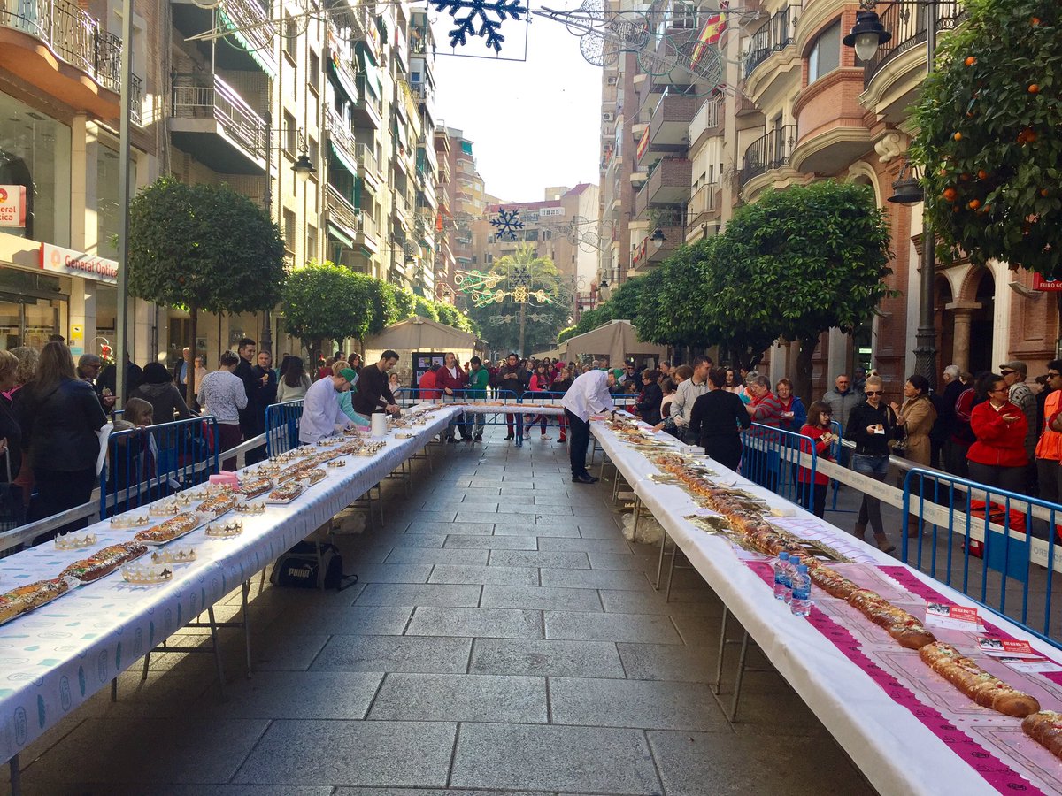 AytMolinaSegura's tweet photo. La Alcaldesa @EstherClavero y miembros de la Corporación comparten con los vecinos la degustación del Gran Roscón de Reyes realizado por confiterías y pastelerías de #MolinadeSegura https://t.co/JnZ2LX0gdf