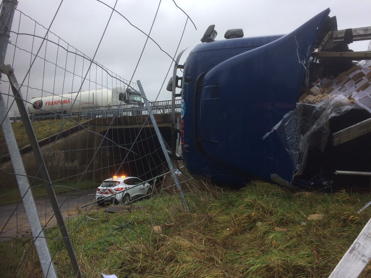 F3Bourgogne's tweet photo. #Accident sur l'#A6 : un poids lourd traverse le terre-plein central
➡ https://t.co/YvHxYvKspU https://t.co/TMqHybgo31