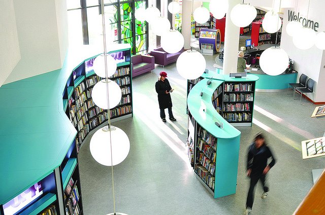 Warwickshire_CC's tweet image. Now that it's 2018, it's time to make a #readingresolution with @warkslibraries! With strong evidence that reading can improve health, wellbeing and have a dramatic impact on life outcomes it's the perfect (free!) resolution. Needs ideas? Here: ow.ly/6GD830huafy