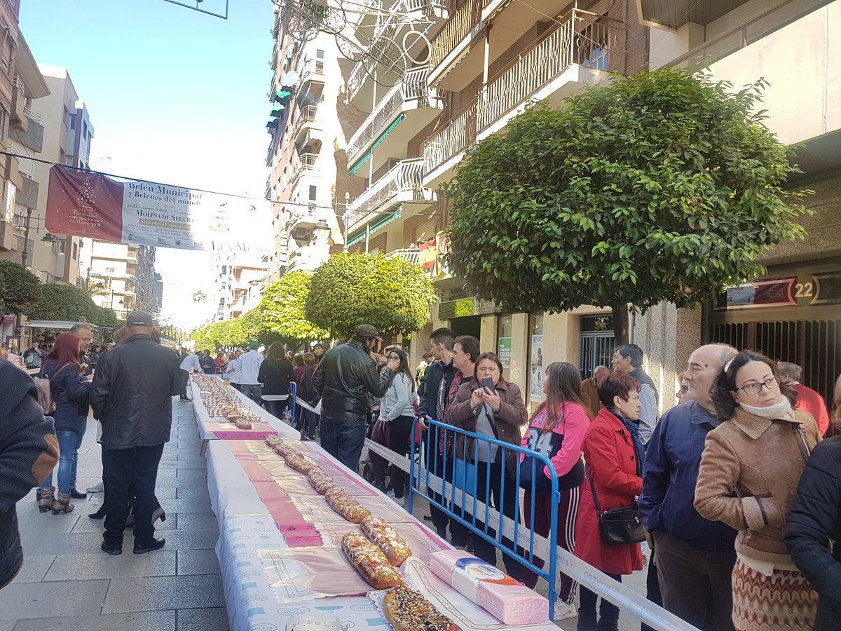 EstherClavero's tweet photo. Trabajando de la mano con los comercios de Molina de Segura para reactivar la actividad.Con el Roscón de Reyes tenemos que dar las gracias a pastelerías y panaderías que lo han elaborado y comercios que han cedido regalos con los que sorprendernos.Espero que hayáis tenido suerte! https://t.co/S20s02bV00