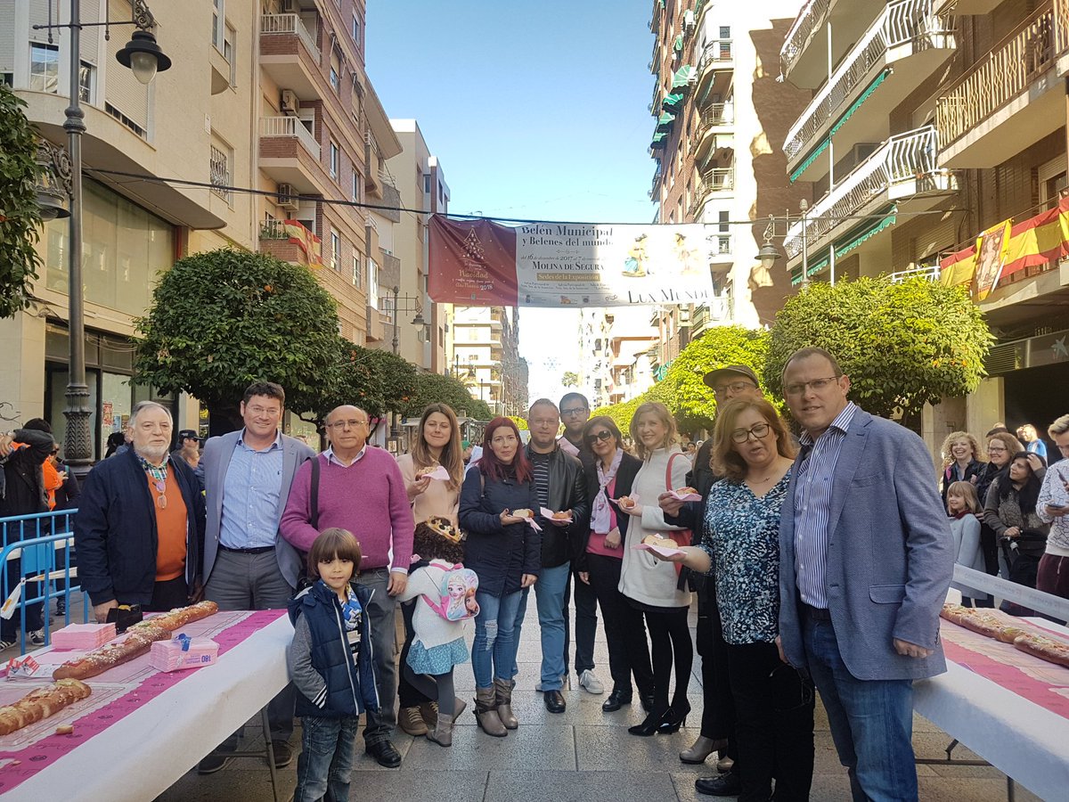 EstherClavero's tweet photo. Trabajando de la mano con los comercios de Molina de Segura para reactivar la actividad.Con el Roscón de Reyes tenemos que dar las gracias a pastelerías y panaderías que lo han elaborado y comercios que han cedido regalos con los que sorprendernos.Espero que hayáis tenido suerte! https://t.co/S20s02bV00