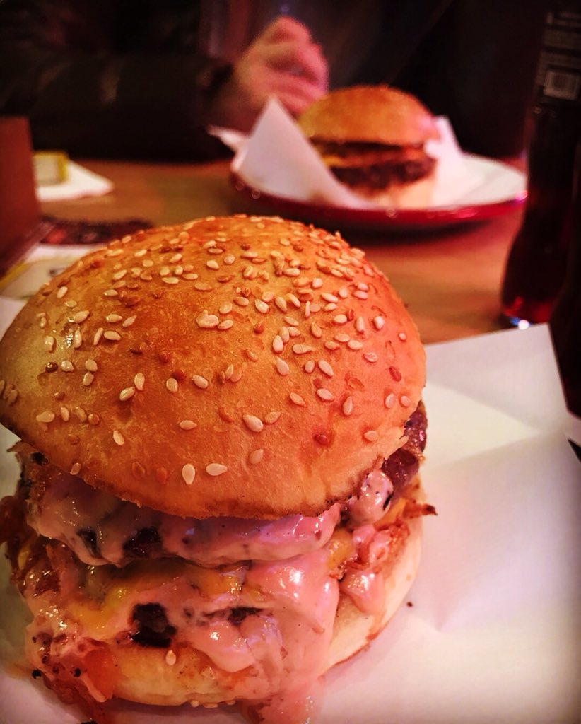 burgerplustr's tweet photo. Öğle saati bir burger iyi gider😋😋😋 https://t.co/pAo5e5BGHy