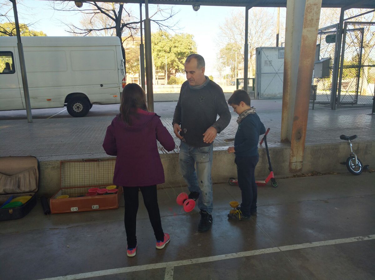 Ara mateix, taller de #circ a càrrec d'Alehop! Escola de circ social al pati de l'escola Tiana