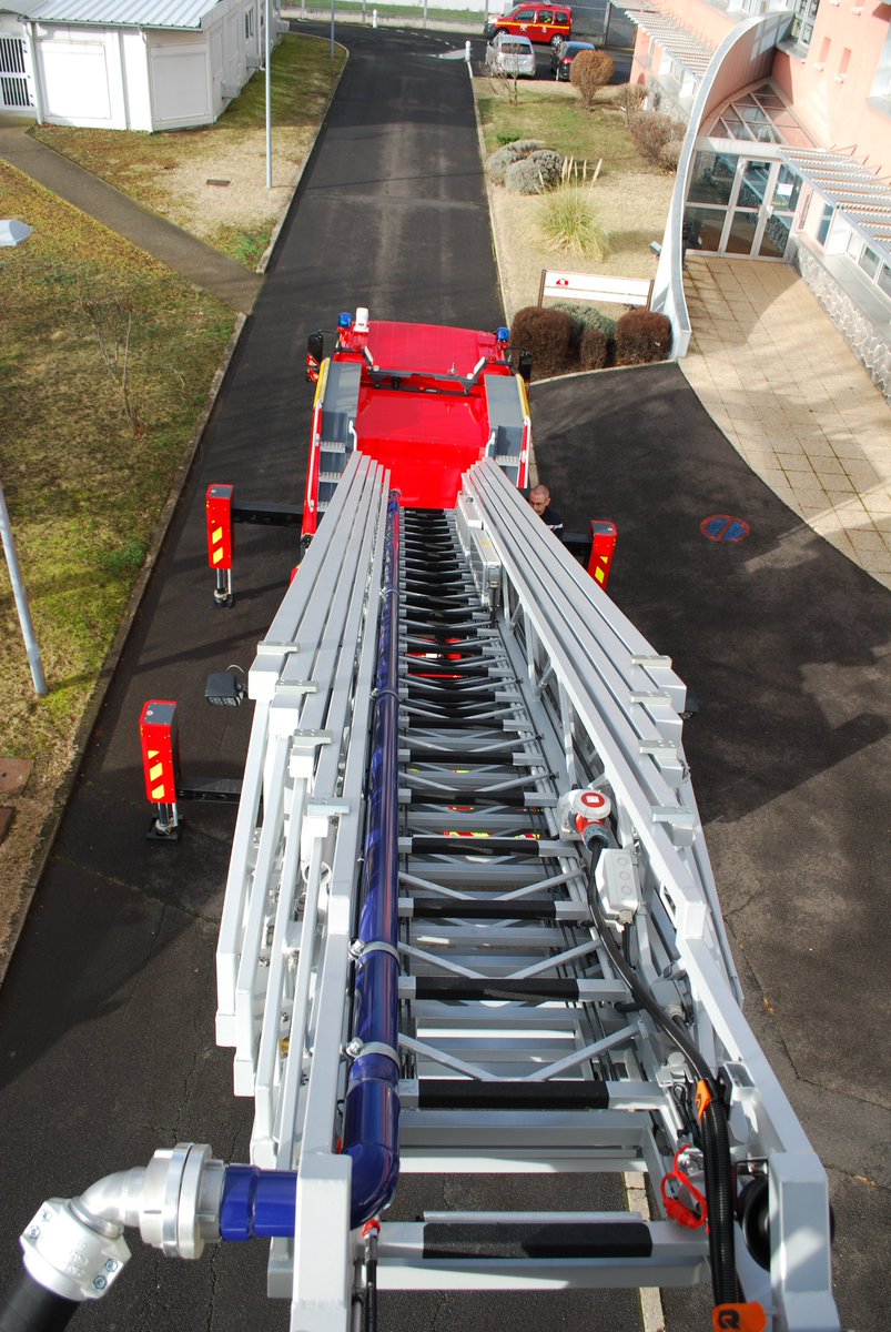 SDIS_63's tweet photo. Réception d'une échelle 32m par nos VP et le DDASIS au @SDIS_63 avant sa future affectation à la caserne de Chamalières 🚒 https://t.co/WDSPO7nLbB