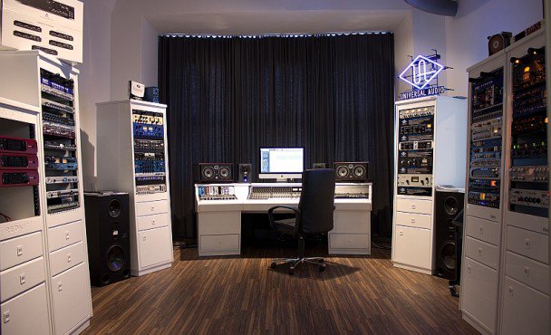 Justmusic_de's tweet photo. Bei uns erhältlich. Studiomöbel von ZAOR Studio Furniture. https://t.co/KulKT1ocBq
#studiomöbel #studiotisch #stative #custommade #custom #handgemacht #recordingtable #console #table #studioporn #dj #djane #tonstudio #recordingstudio #homestudio #gearslutz #justmusic #musik https://t.co/VIGcayqenw