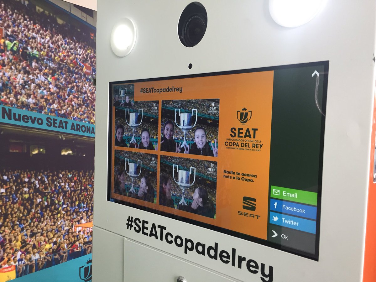 CoperviSeat's tweet photo. Primeros aficionados en hacerse una foto con la #CopaDelRey en #Copervi #Seat #Vigo ¡Os esperamos! 🔝🏆⚽️ https://t.co/dAzkdFeNIf