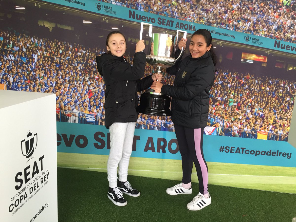 CoperviSeat's tweet photo. Primeros aficionados en hacerse una foto con la #CopaDelRey en #Copervi #Seat #Vigo ¡Os esperamos! 🔝🏆⚽️ https://t.co/dAzkdFeNIf