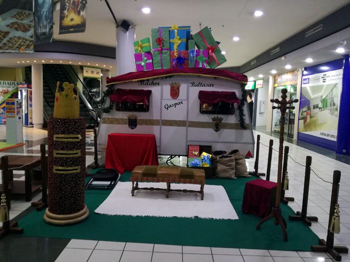 #Zamora La caravana de los Reyes Magos aparca en el CC Valderaduey. ¡Visítala y echa tu carta! goo.gl/oh2cNK