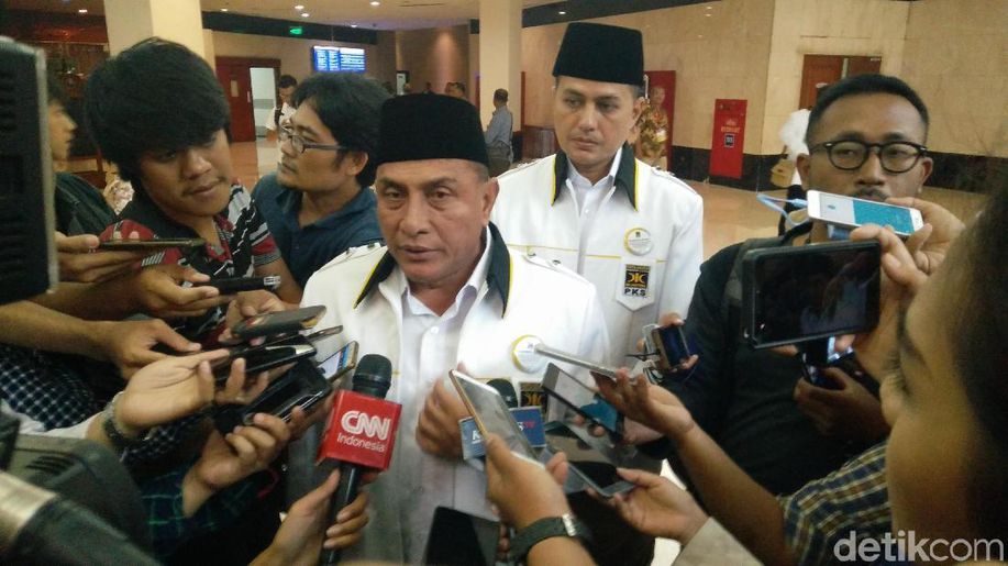detikcom's tweet photo. Edy Rahmayadi Pakai Seragam PKS, HNW: Bukan sebagai Pangkostrad https://t.co/xX5c55hRQO https://t.co/1QRtIUFaXE