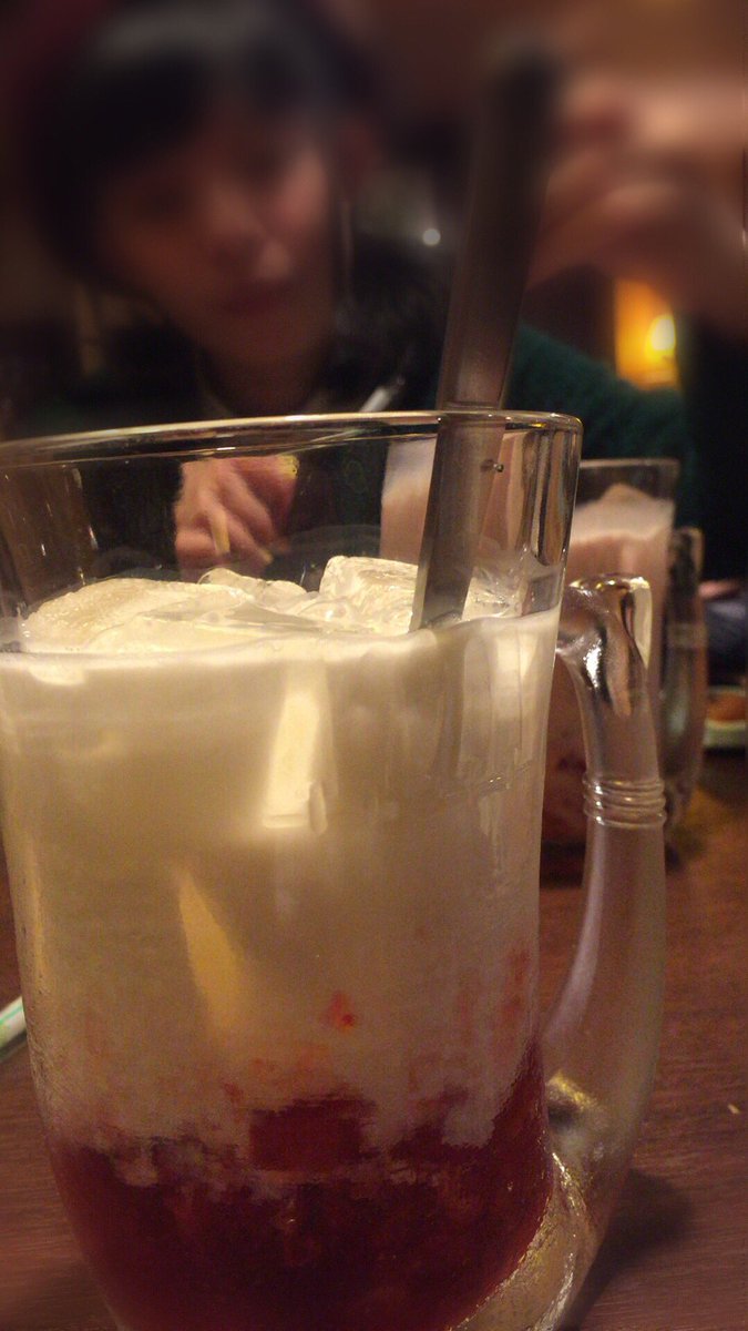 runa_sp's tweet photo. いちごみるくおっきい！！！

一心不乱にいちごみるくをかき混ぜてるみーしゃのご様子がこちら←

#いちごみるく #ジョッキ
#美味しい
#かわいい https://t.co/VNzVyiI6TR