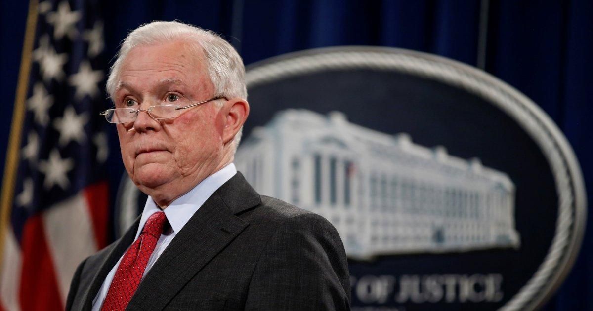NYDailyNews's tweet photo. JUST IN: Attorney General Jeff Sessions is ending the policy that allowed legal pot to thrive https://t.co/ehEtyHuHrG https://t.co/13I2vhfvhG