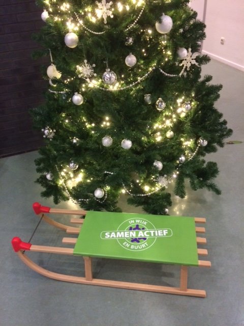 De winnaar van de mooiste foto van het kerstboomfeest 2017 is bekend!! Omdat we niet konden kiezen maken we drie straten blij met een Samen Actief-slee. Gefeliciteerd bewoners van de Concourslaan, De Hemsink en de Breeuwerstraat met de leukste foto van het kerstboomfeest 2017.
