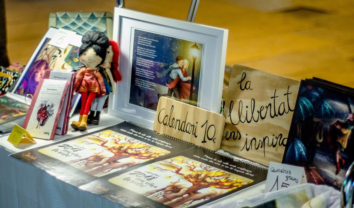ComVibraLaVida's tweet photo. Últim dia a la Fira d’Artesans a #Vic (fins les 20:30h a la Plaça Major). Fes el regal més màgic i especial de #Reis i per tot l’any!
#calendari #calendario #calendari2018 #calendario2018 #ComVibraLaVida #Vibrala #regal #regalo #illustracio #illustracion #poesia #poema https://t.co/Fp5B0bTfkE