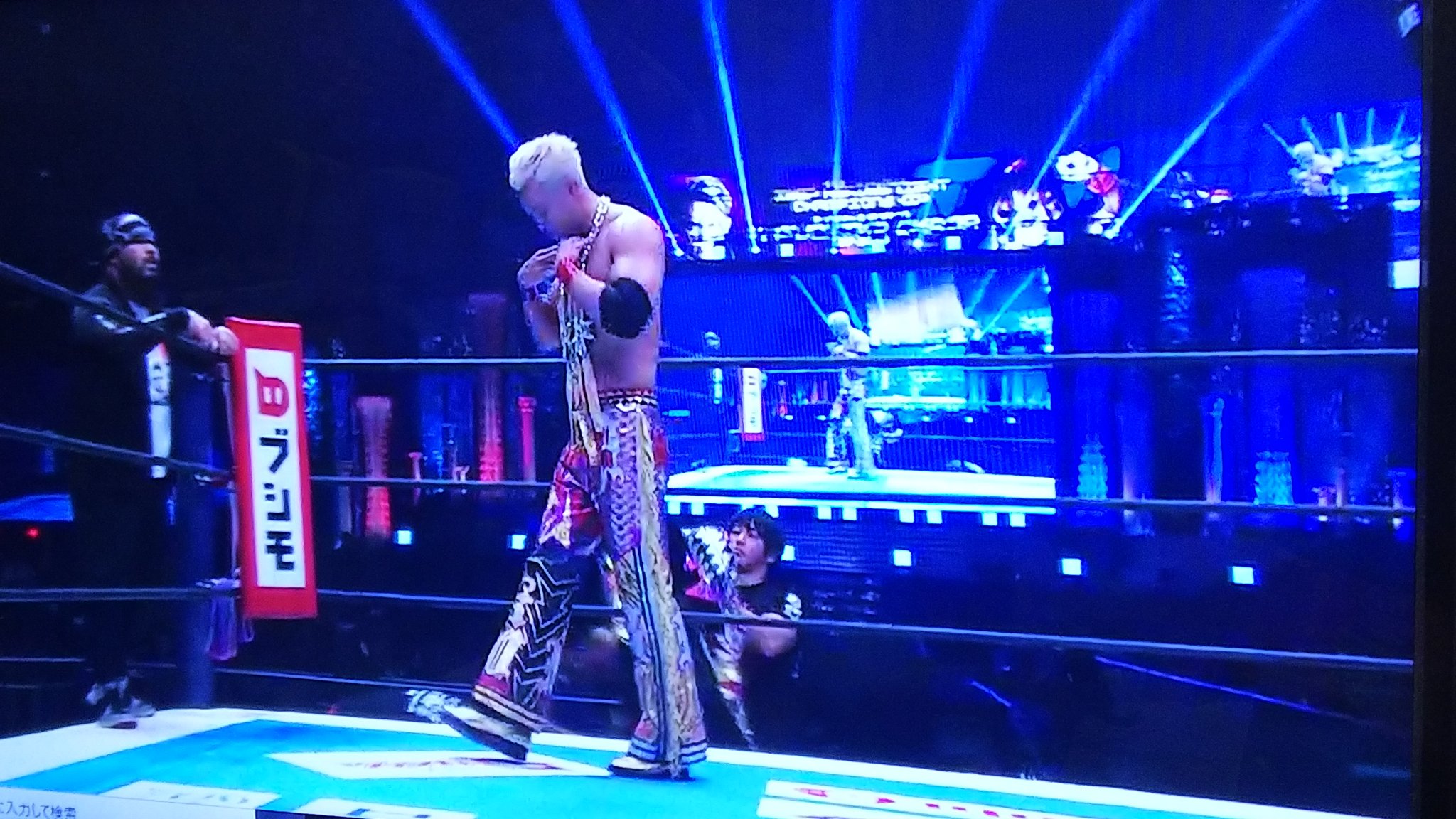 優 Njw実況wrestle Kingdom東京ドーム オカダカズチカが新コスチュームのロングタイツに変えての登場 ずっとショートタイツのコスチュームからガラッと印象を変えてきた Njpw Njwk12 Njpwworld T Co Wtwaaql9pg Twitter