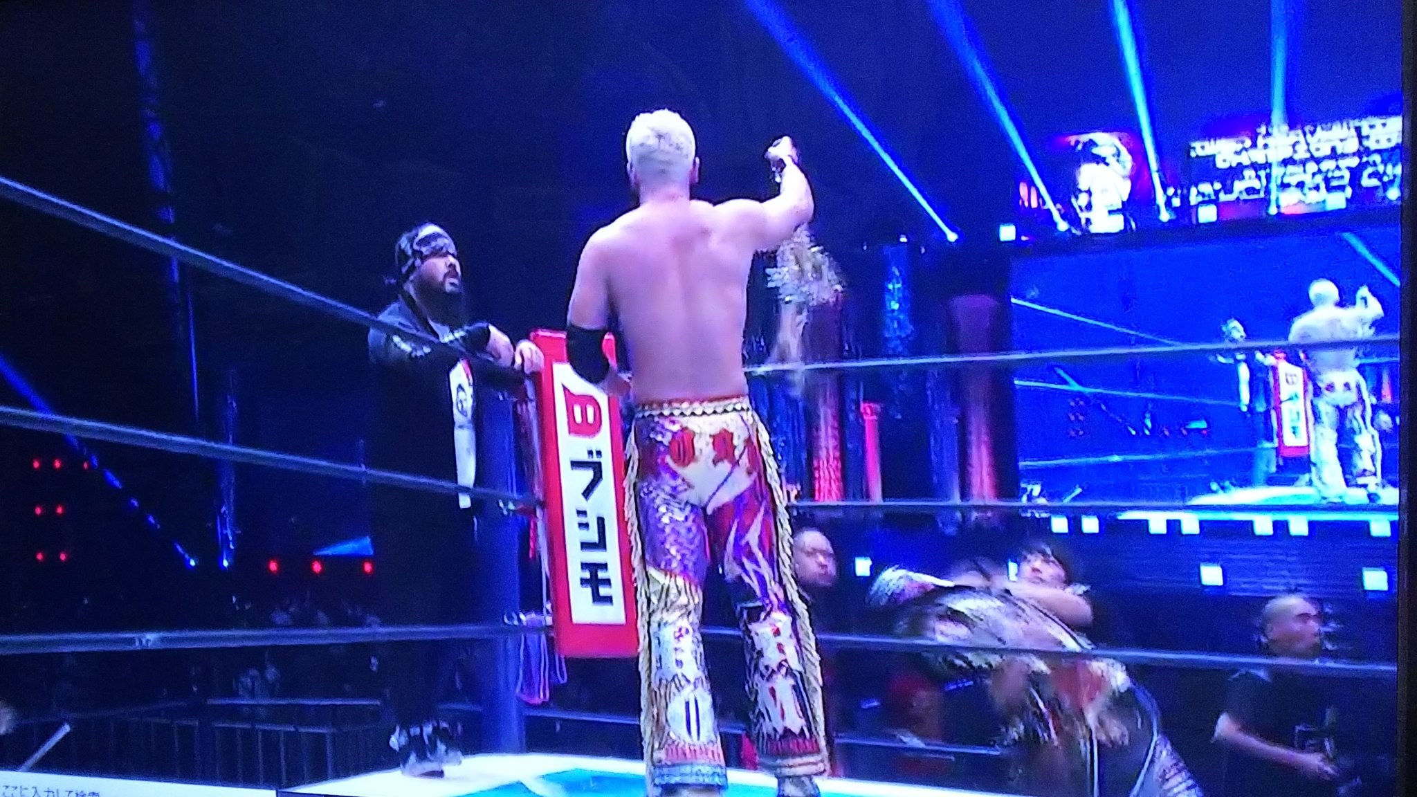 優 Njw実況wrestle Kingdom東京ドーム オカダカズチカが新コスチュームのロングタイツに変えての登場 ずっとショートタイツのコスチュームからガラッと印象を変えてきた Njpw Njwk12 Njpwworld T Co Wtwaaql9pg Twitter