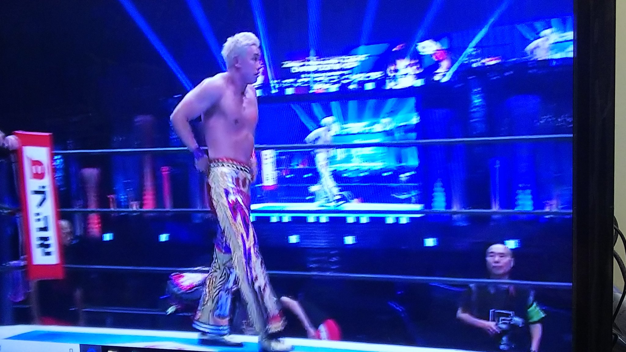 優 Njw実況wrestle Kingdom東京ドーム オカダカズチカが新コスチュームのロングタイツに変えての登場 ずっとショートタイツのコスチュームからガラッと印象を変えてきた Njpw Njwk12 Njpwworld T Co Wtwaaql9pg Twitter