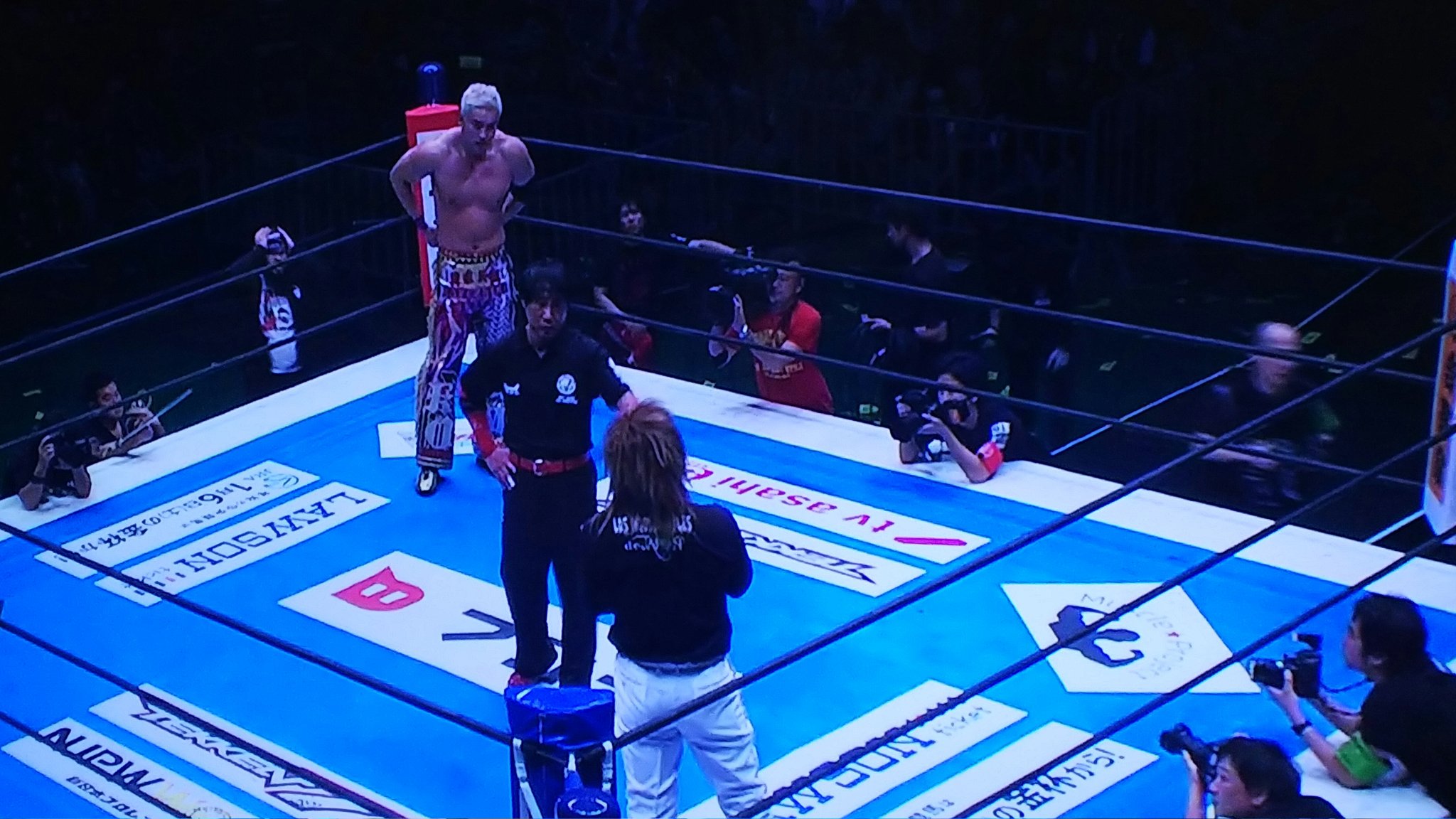 優 Njw実況wrestle Kingdom東京ドーム オカダカズチカが新コスチュームのロングタイツに変えての登場 ずっとショートタイツのコスチュームからガラッと印象を変えてきた Njpw Njwk12 Njpwworld T Co Wtwaaql9pg Twitter