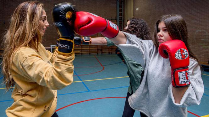 Taekwondokampioen Samira El Idrissi (25) helpt meisjes uit West hun draai te vinden s.parool.nl/t0db2-a4553805/