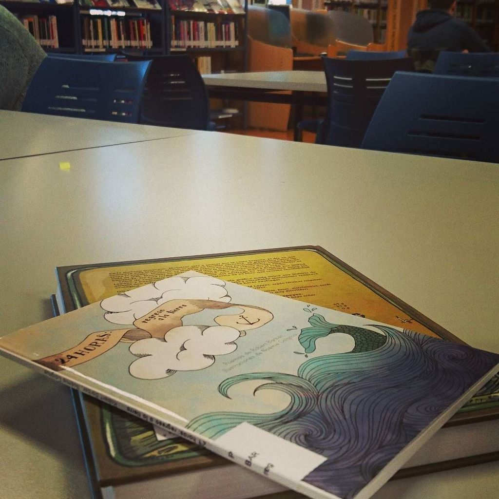 GerundingEd's tweet photo. Encontrar nuestros libros libres en Bibliotecas Públicas da mucho gusto. Aquí tenemos "24 horas: Regreso a la Tierra" de #RobertBarber 
#Libros #books #bibliophile #biblioteca #publiclibrary #poetry #instabook #leer #poesia #poemas #poema #author #autor https://t.co/MCWbq6XQ2J https://t.co/IJSnvS9KOg