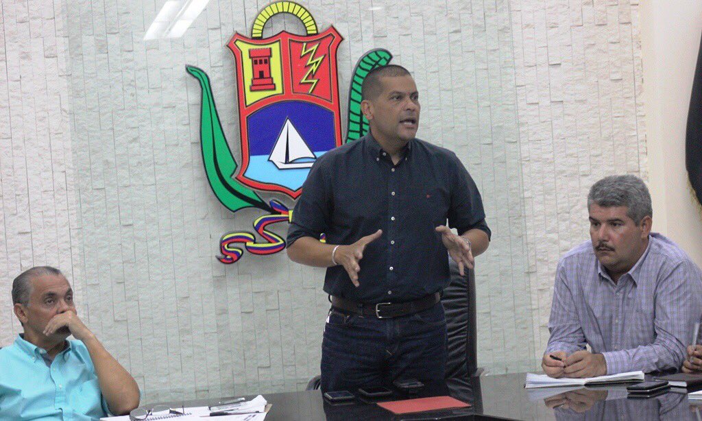 Omar_PrietoPSUV's tweet photo. Asumo con humildad y entrega absoluta, la dirección política regional del glorioso Partido Socialista de Venezuela junto a estos hombres y mujeres de comprobada militancia revolucionaria para llevar al Zulia por un camino de progreso; entendiéndonos desde la eficiencia política. https://t.co/xn8F8kfA1V