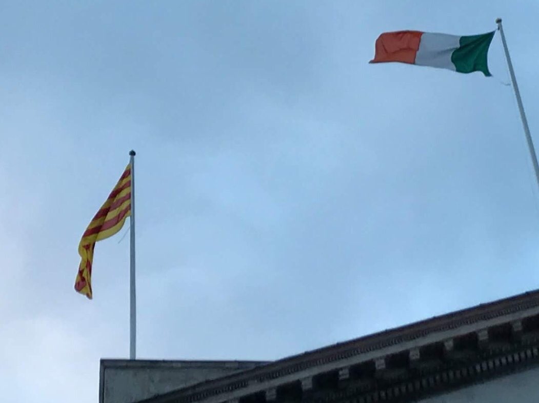 josepalay's tweet photo. La senyera oneja des d'aquest matí a l'Ajuntament de Dublín al costat de la bandera irlandesa en solidaritat amb la lluita de Catalunya per l'autodeterminació. Hi serà un mes. Gràcies Dublín. Thank you Dublin @DubCityCouncil https://t.co/cnswBzeDyN