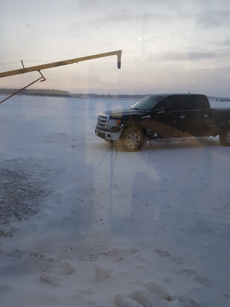JoshBoersen's tweet photo. Waiting on a late truck, oh winter. Need to get the #corn on the road! #Makeaphonecall! https://t.co/JxegFQwFxe