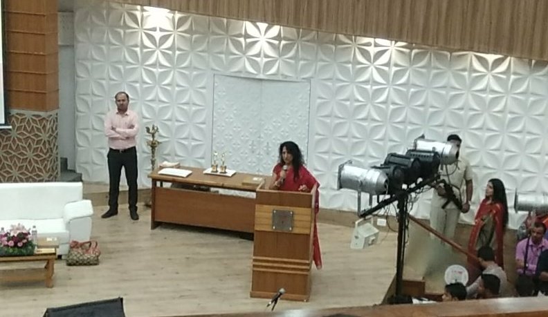 its_harshdoshi's tweet photo. ગુજરાત લિટરેચર ફેસ્ટિવલ યુવાનો માટેની સૌથી શ્રેષ્ઠ તક છે.-કાજલ ઓઝા વૈદ્ય.
RupaniAtGujaratLiteratureFestival https://t.co/d3SPKzta1B