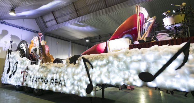 Los Reyes Magos visitan Madrid acompañados de 14 carrozas en un guiño a los inventos y la creatividad. La cabalgata partirá de Nuevos Ministerios a las 18.30 horas y finalizará en Cibeles a las 21 horas. diario.madrid.es/blog/notas-de-…