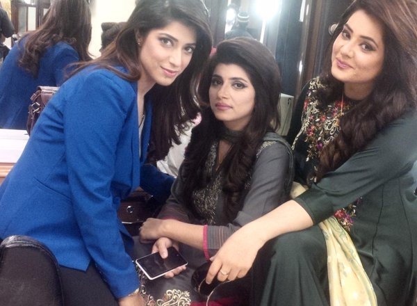 MediaSpringPk's tweet photo. #ThorowbackThursday @FarooqAleena and @iqra_shehzad from their #DunyaNews days with @uzmanauman https://t.co/i4moYAqKqY