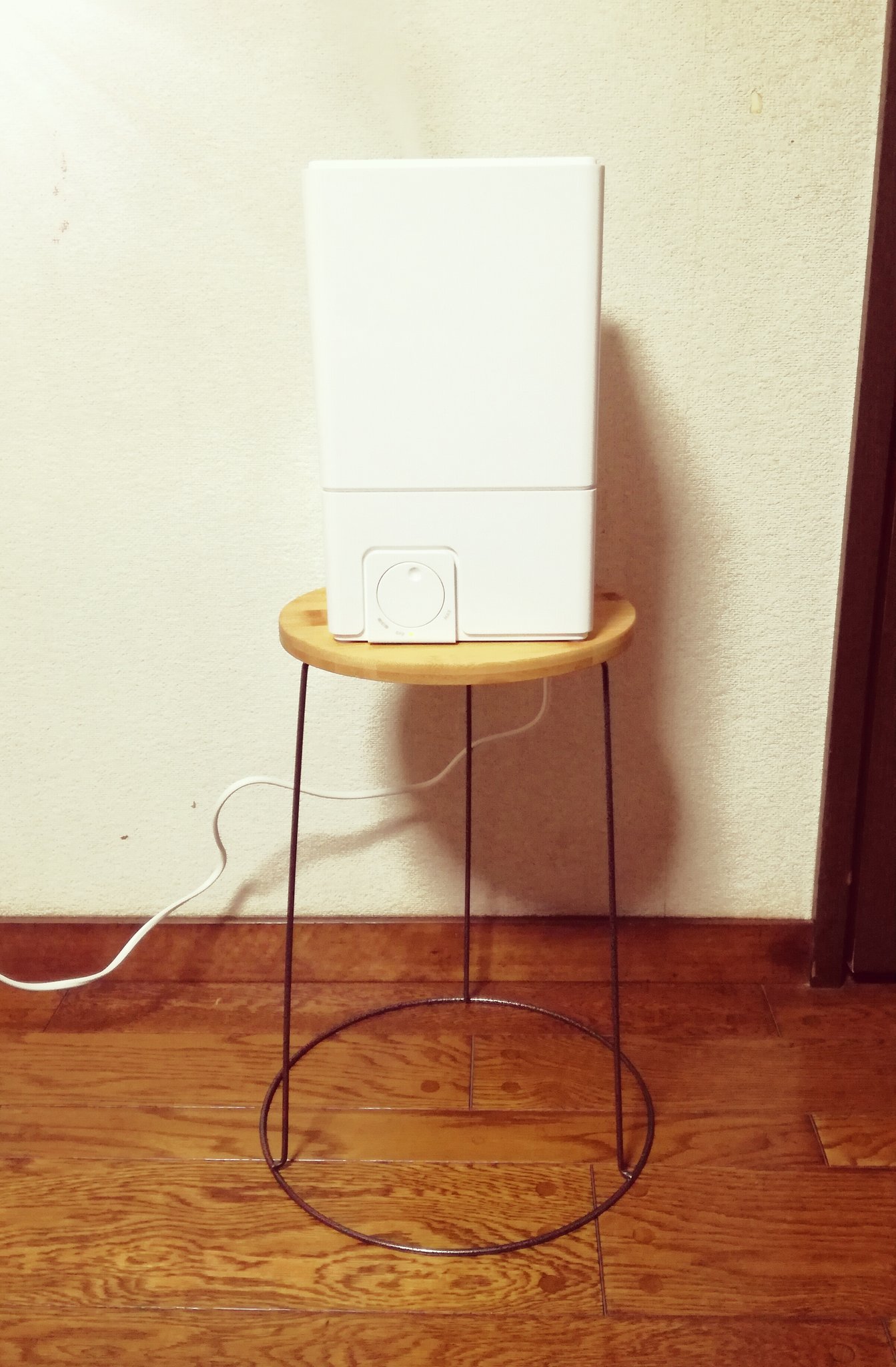 さと 加湿器を置く台を作りたくてダイソーのフラワースタンドとカインズの丸型まな板を買ったら なんと まな板の溝がスタンドの円にピッタリ 簡易的なサイドテーブルとか花台にもなるよ 強度はそこそこだと思うので重いもの載せるときは注意