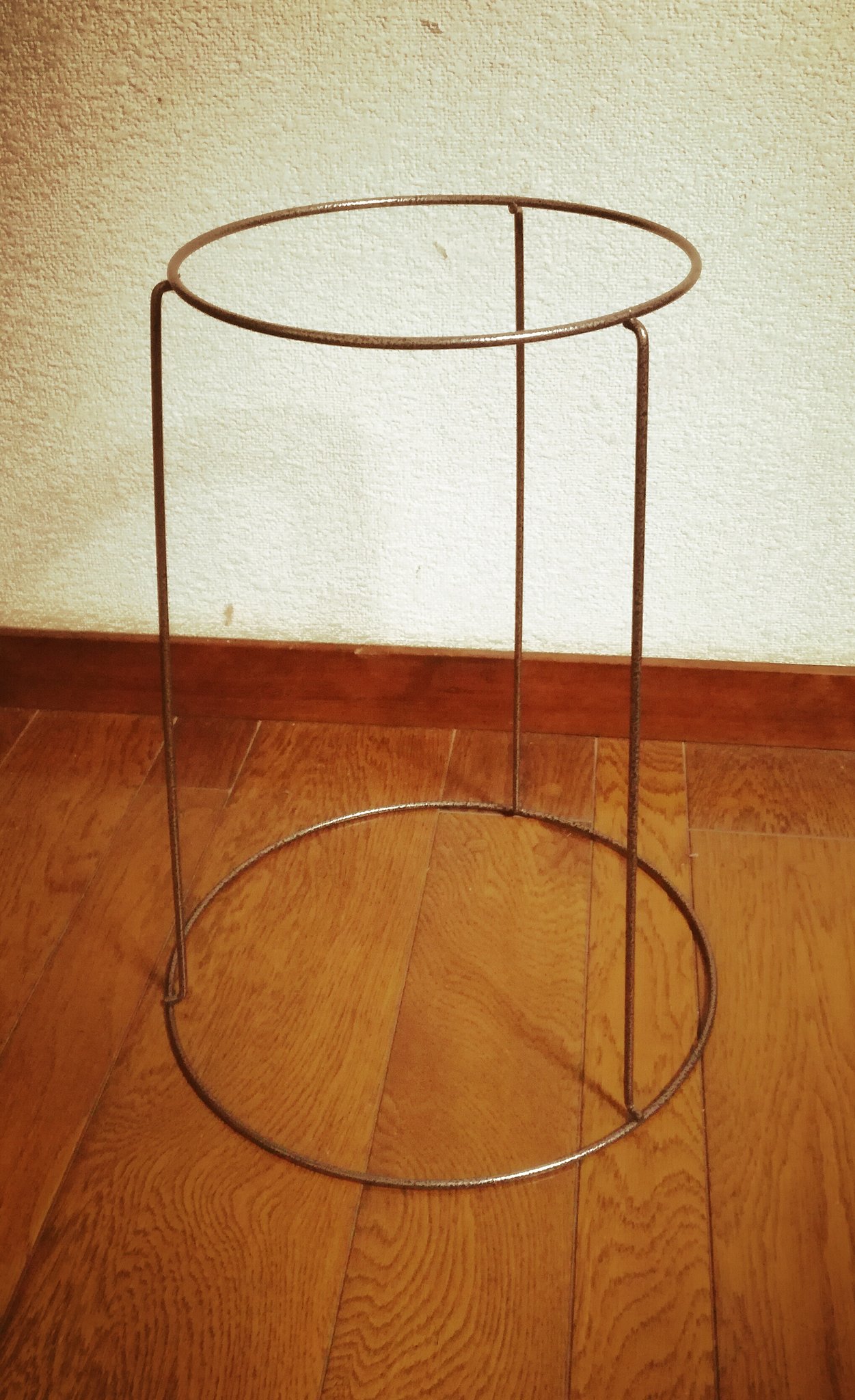 さと 加湿器を置く台を作りたくてダイソーのフラワースタンドとカインズの丸型まな板を買ったら なんと まな板の溝がスタンドの円にピッタリ 簡易的なサイドテーブルとか花台にもなるよ 強度はそこそこだと思うので重いもの載せるときは注意