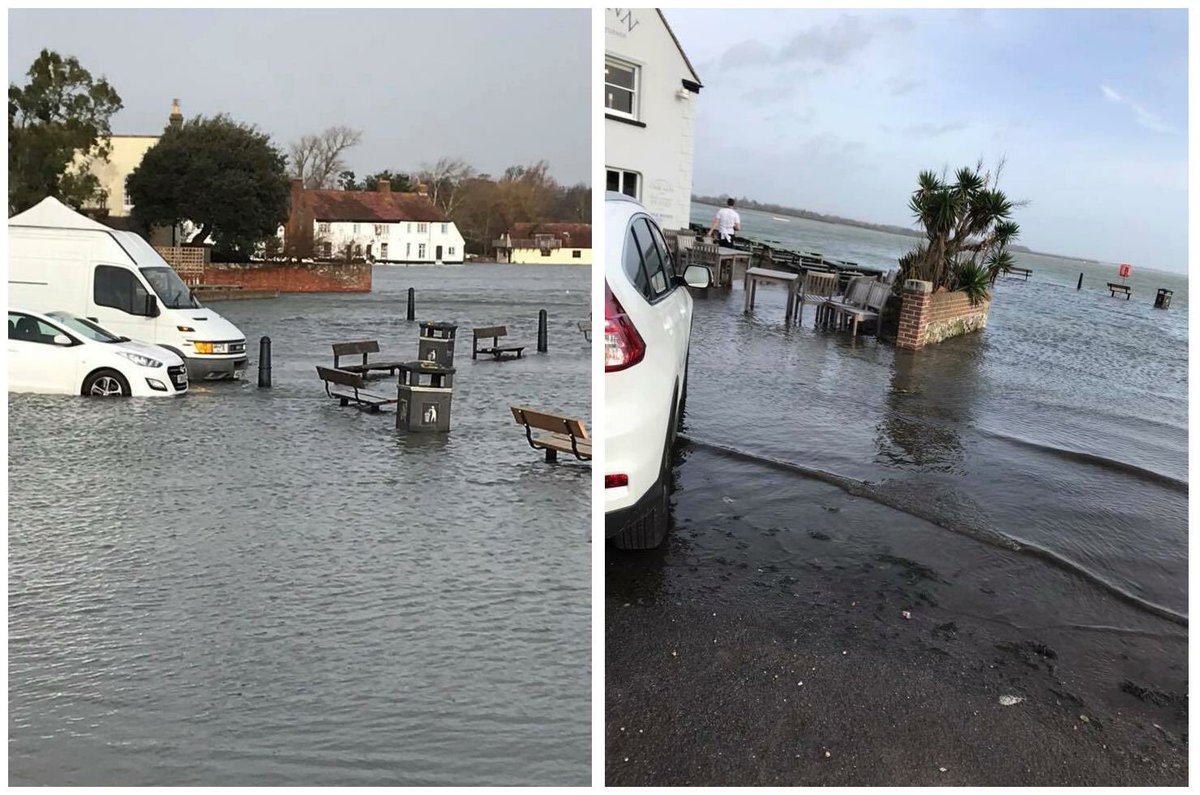 Spotted_Pompey's tweet image. #StormEleanor High tide at Langstone 😱 Hope these cars will be OK!?! 😲 - Terri Power