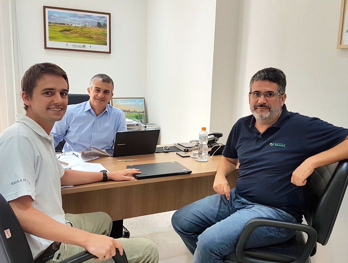CBGolfe's tweet photo. O presidente da CBG, Euclides Gusi, e o coordenador de projetos, Darcio Ricca, em reunião com Pedro Costa Lima, o Pepê, sobre o Golfe para a Vida e o Projeto Corujinha. Planejando um 2018 cheio de realizações! #EuAmoGolfe #CBGolfe https://t.co/I8IjHjxfmB