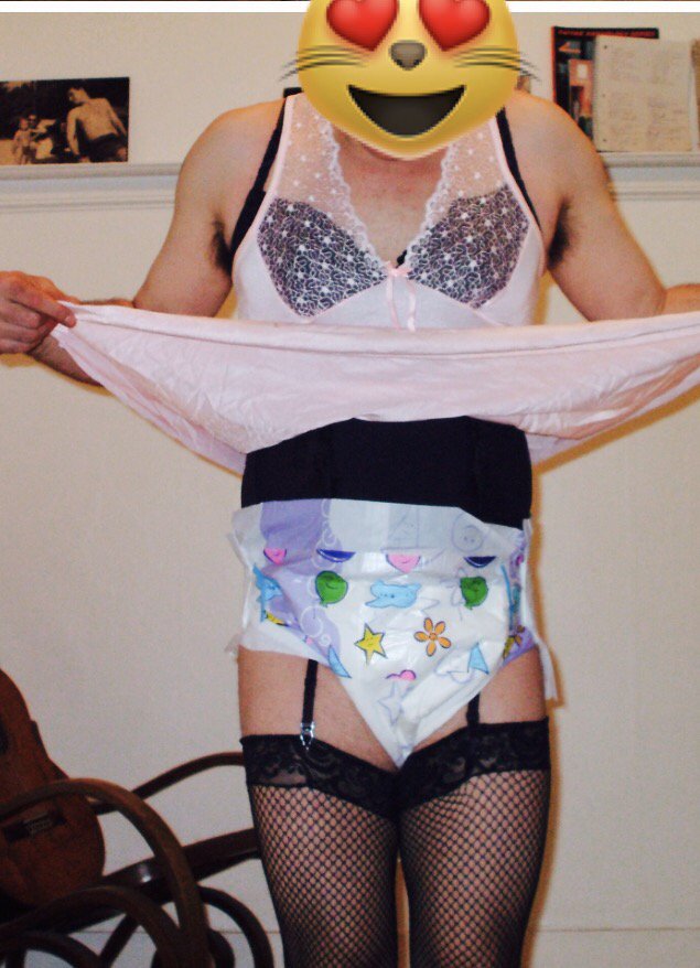 MissGSJ's tweet photo. My favourite of the photos this little sissy did for Me today ๐
Such a cute nappy! So Girly! ๐
#sissify #AdultBaby #nappyslave https://t.co/7kUQeUH24q