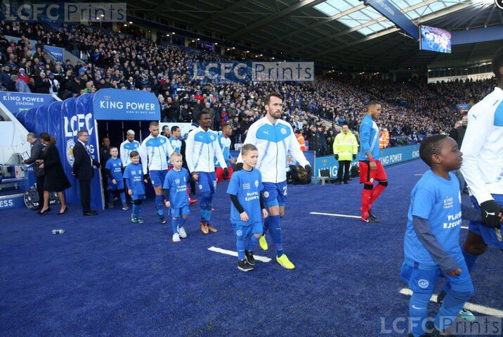 craigfox01's tweet photo. Thanks for making our little lads day on New Years Day @FuchsOfficial #fuchs #fox 🦊🦊💙⚽️⚽️💙🦊🦊 https://t.co/KJX2hyZ8yt